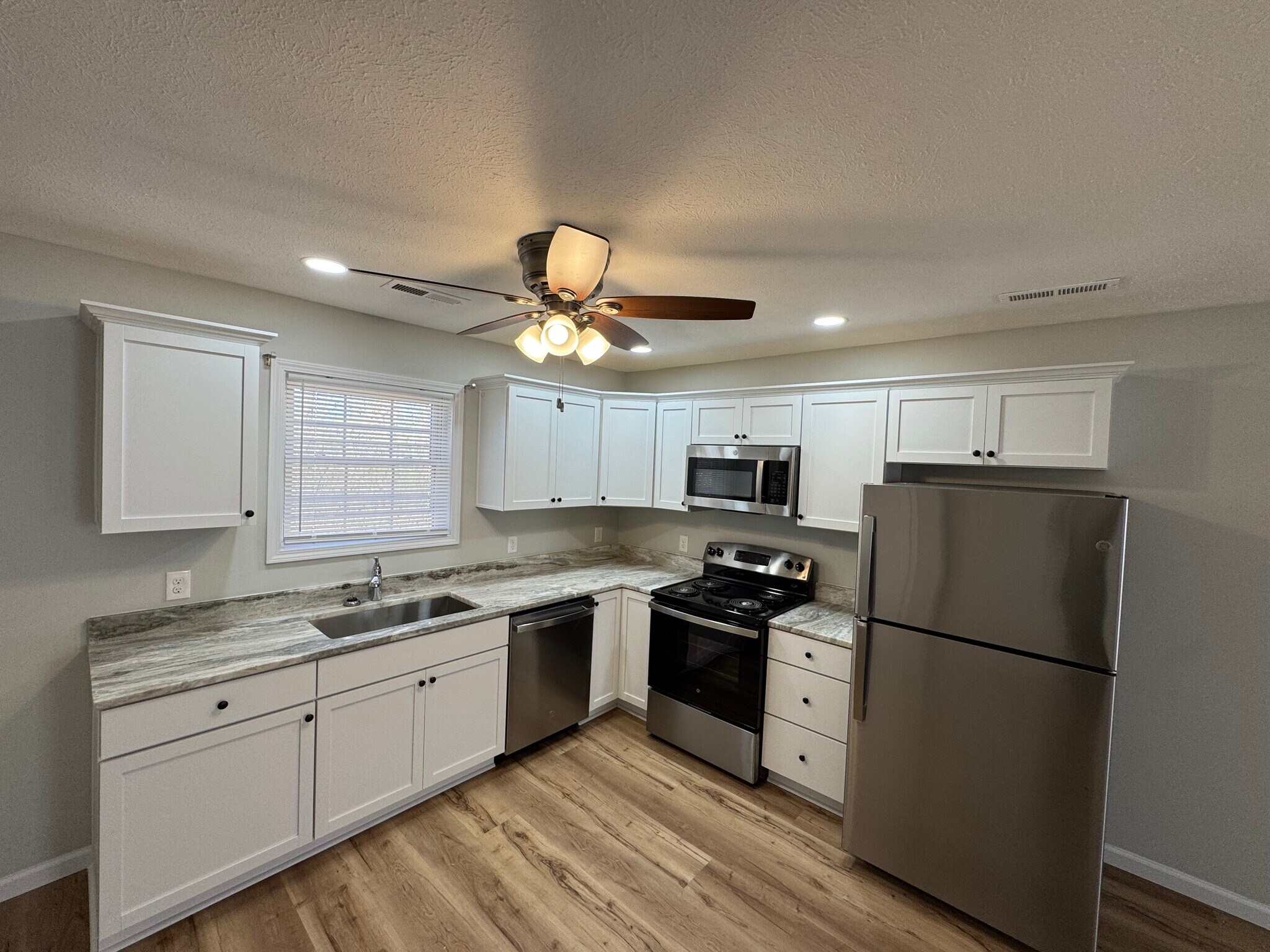 Building Photo - 143 School Side Dr