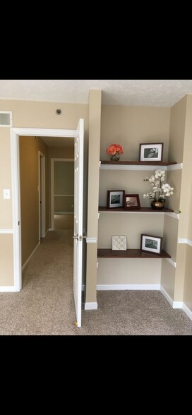 Building Photo - 1229 Meadowbrook Dr