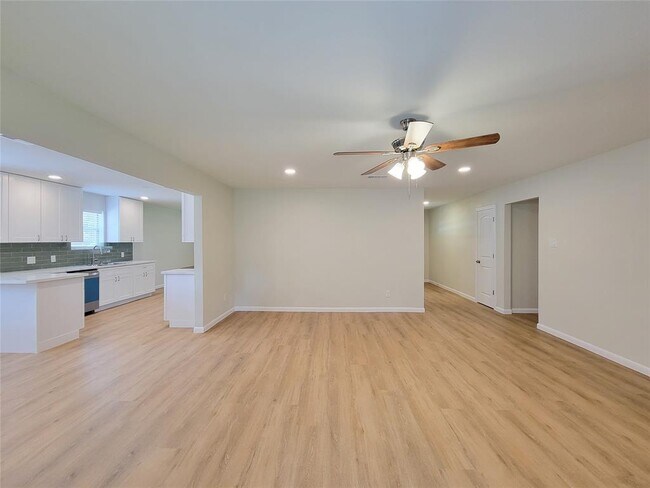 Building Photo - 25911 Maplewood Dr
