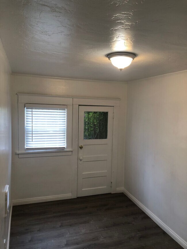 Building Photo - Lower 1 Bedroom Backhouse near Downtown Lo...