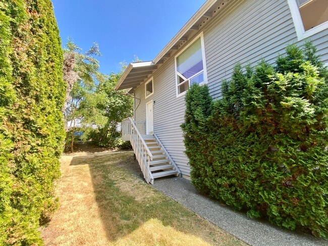 Building Photo - 910 6th St South