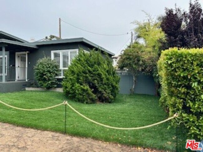 Building Photo - 620 25th St