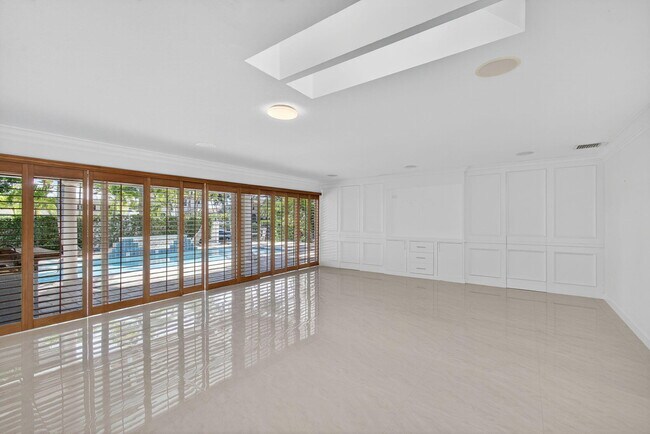 Building Photo - 15 River Dr