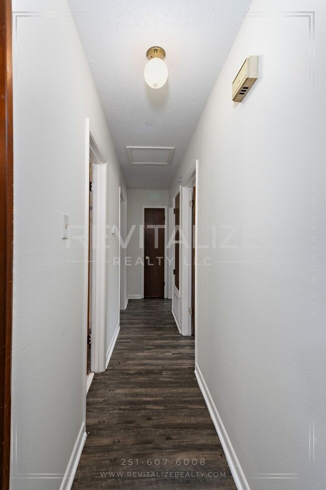 Building Photo - Brick 3BD 2BA with Large Private Yard!