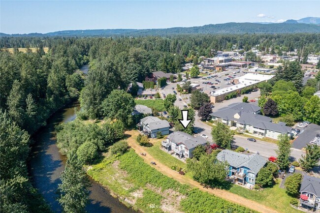 Building Photo - Burns 441 4 plex - North Bend