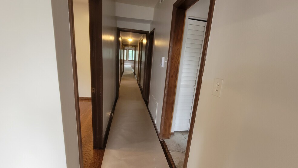 Hallway - 6437 N Glenwood Ave