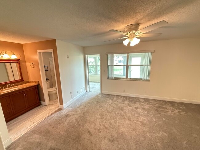 Building Photo - 250 N High Point