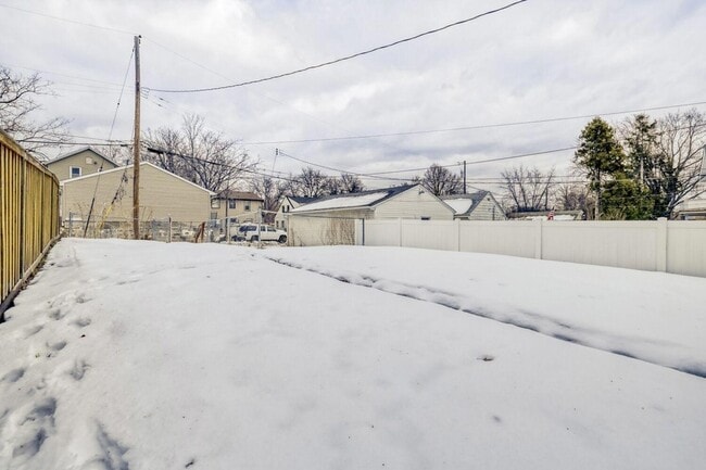 Building Photo - 595 Hawthorne Ave E