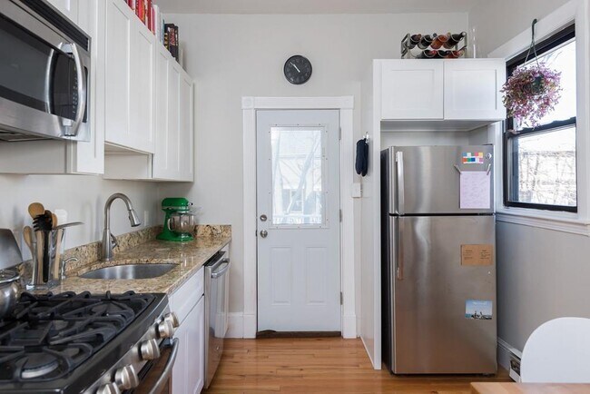 Building Photo - 15 Trowbridge St