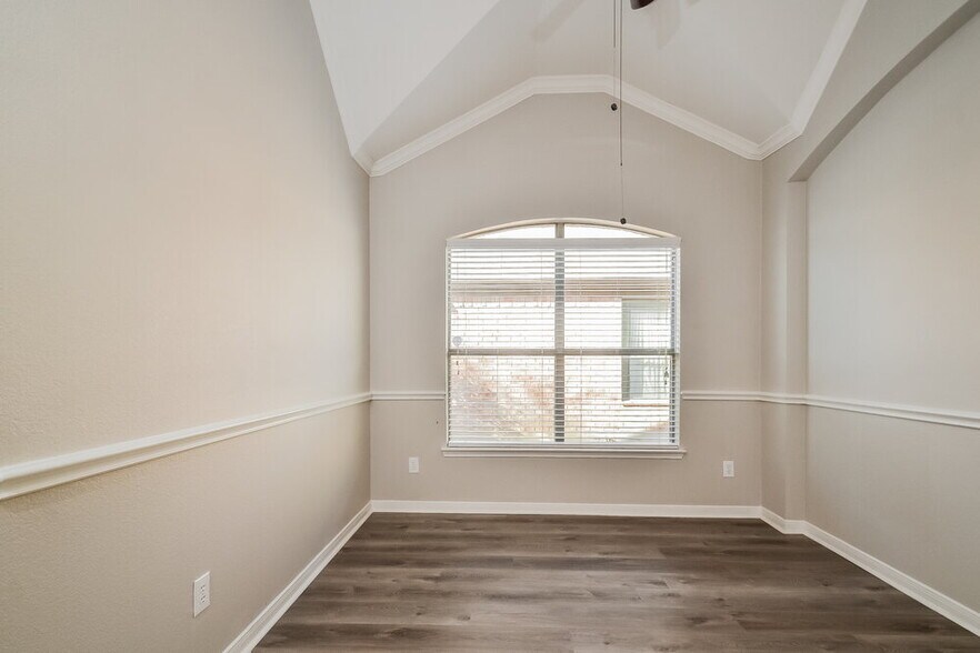Building Photo - 1409 Mockingbird Dr