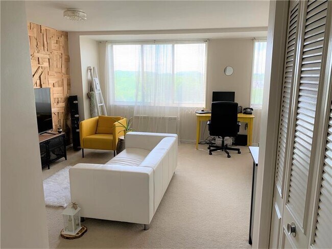 Building Photo - 10401 Grosvenor Pl