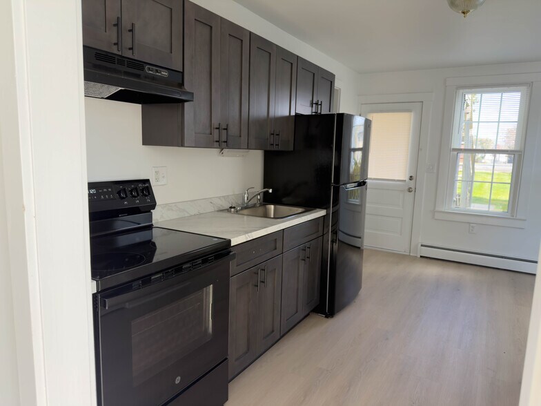 Building Photo - 133 S Main St