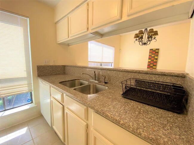 Building Photo - 3741 Thistlemont Dr