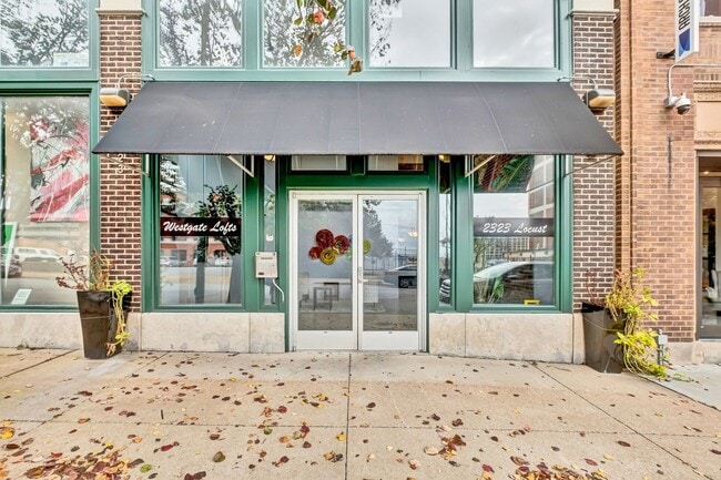 Building Photo - Beautiful 2-bedroom loft with garage parking, and community room with swimming pool!