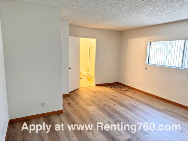 Building Photo - Beautiful and Spacious 3 Bedroom 2 Bathroo...