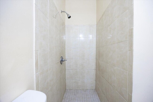 Building Photo - 5540 Lakewood Cir S