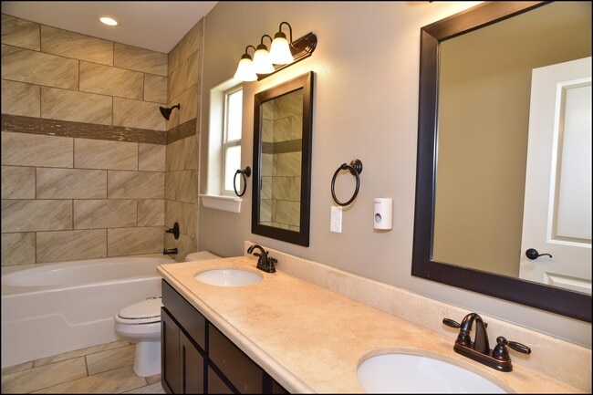 Building Photo - 3744 Loma Adriana