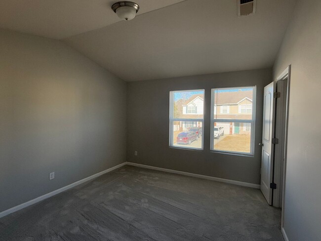 Building Photo - Gorgeous Two bedroom, 2.5 bath townhome in...