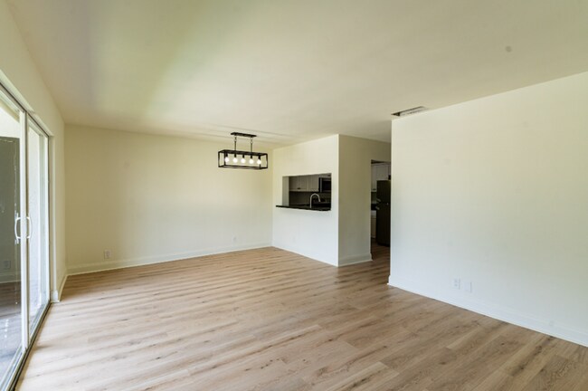 Building Photo - Spacious 2 Bedroom, 2 Bathroom Condominium...