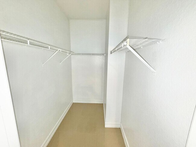 Building Photo - Orlando - 2 Bedroom, 2 Bathroom -  $1,750.00