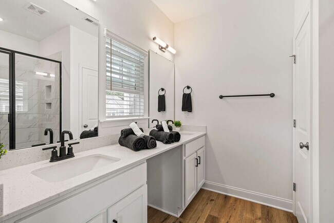 Building Photo - 8021 Brightside Dr