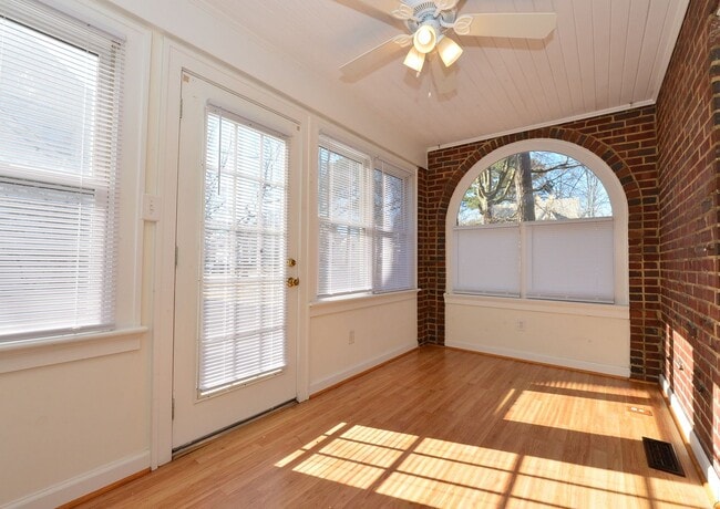 Building Photo - Larchmont Waterfront! Just Miles from NOB