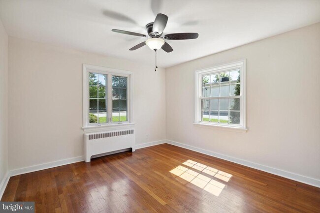 Building Photo - 10 Lloyd Ave