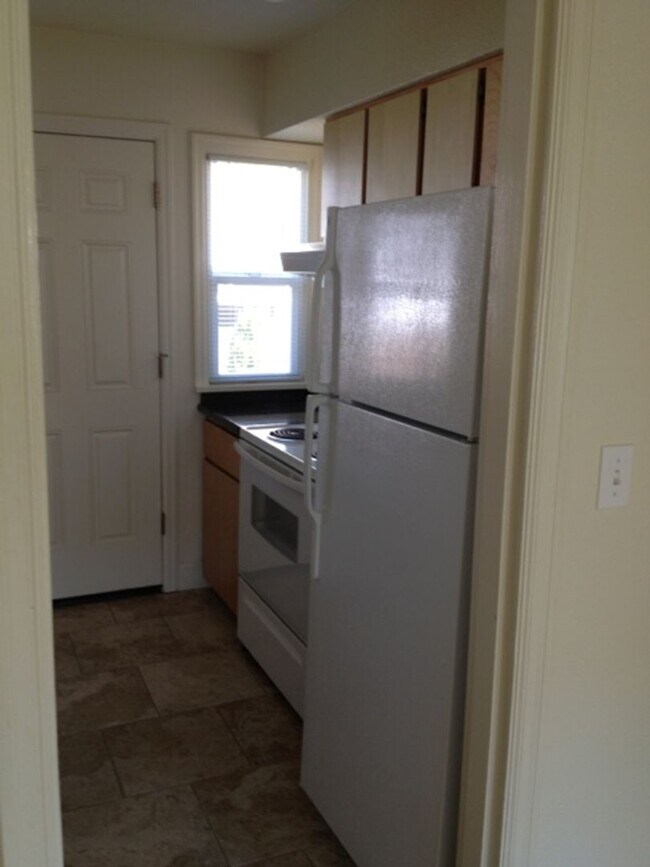 Building Photo - Quaint Cottage Style 1 Level 1 BR in 4-ple...
