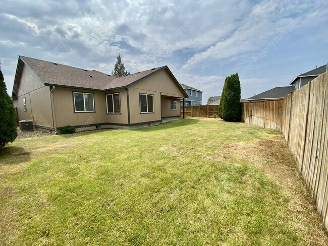 Building Photo - Single-Level home in NE Redmond with fenced backyard!