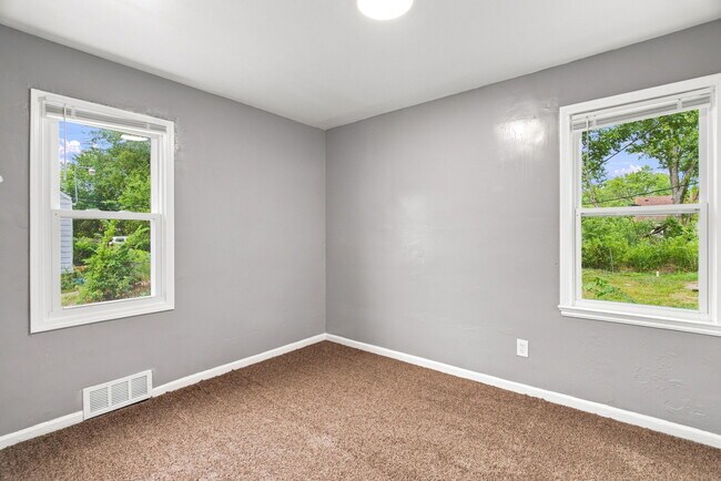 Building Photo - 8650 Greenview Ave