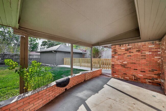 Building Photo - 5211 Hummingbird St