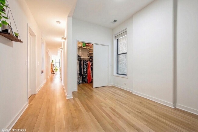 Building Photo - 1022 N Ashland Ave