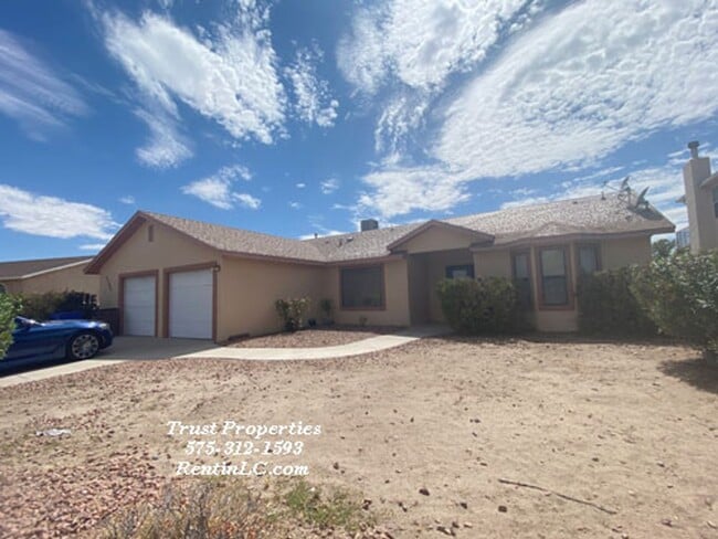 Primary Photo - Great 3/2 SFH in Desert Hills School District