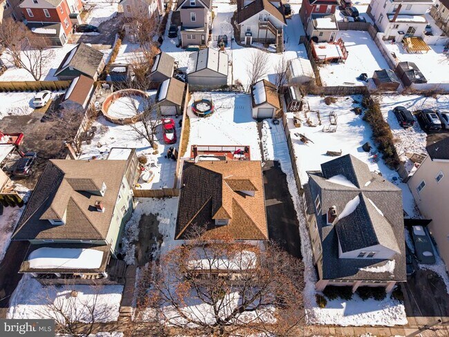 Building Photo - 233 Melrose Ave