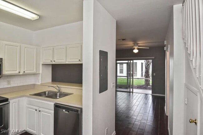 Building Photo - 10100 Poppy Hill Dr