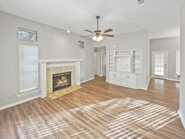 Building Photo - Charming 3 Bed, 2 Bath Home in Prime Fort ...