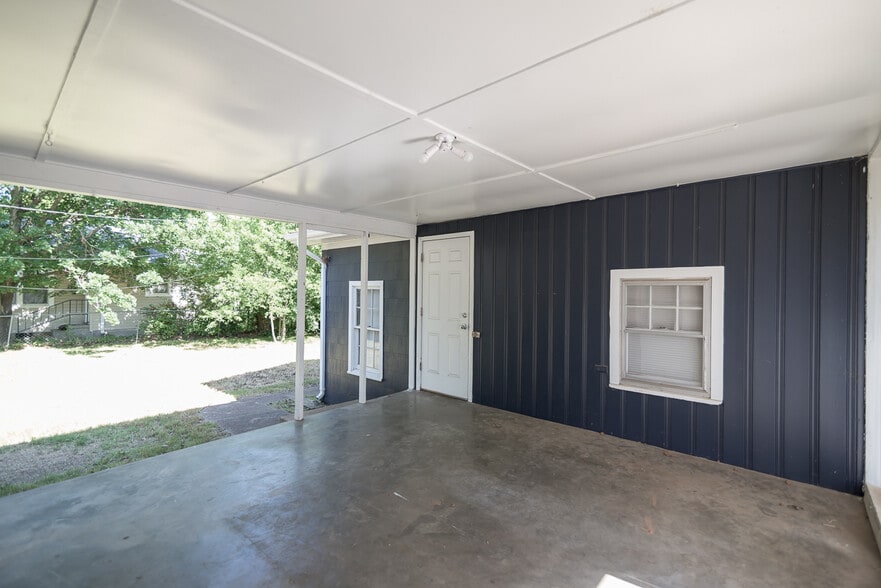 Building Photo - 2025 W Admiral Rd