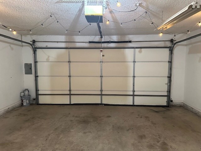 Building Photo - 13909 Fairhill Ave