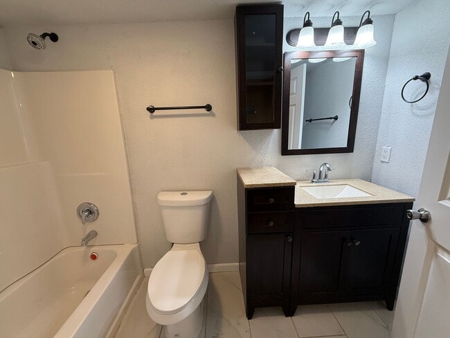 Building Photo - 3 Bedroom Home