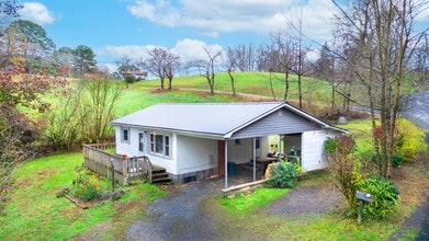 Building Photo - Great 2 Bedroom House in Dillsboro near th...