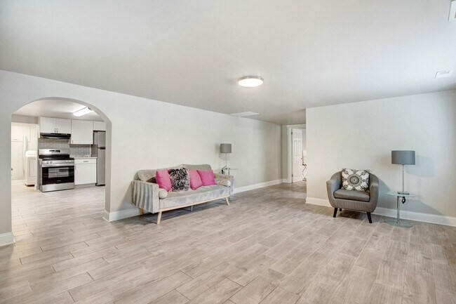 Building Photo - 105 Pineland Cir