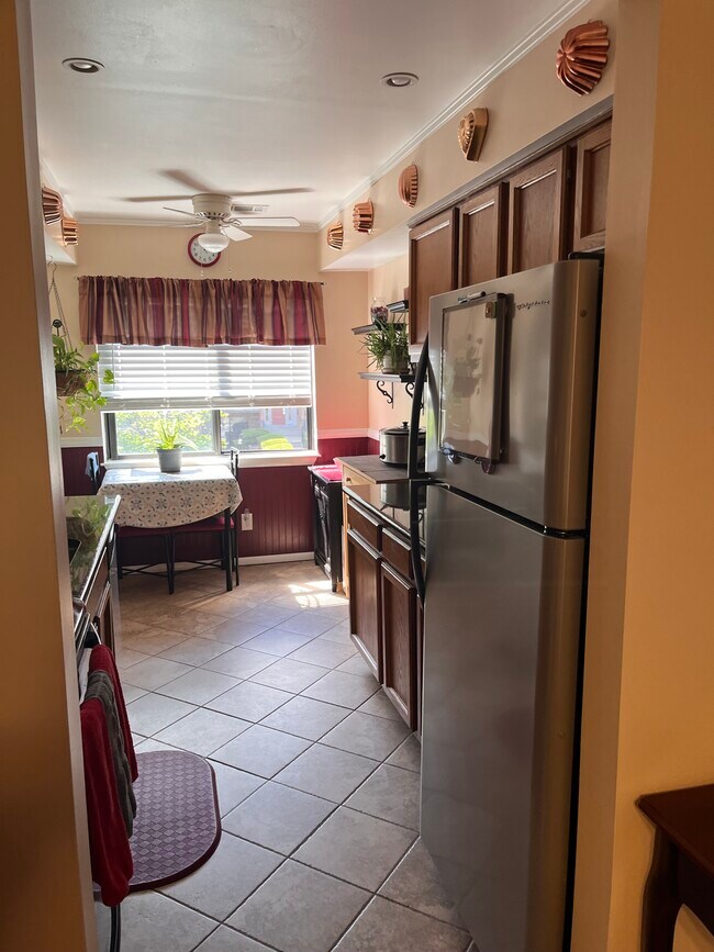 Kitchen - 4220 Crystal Ct