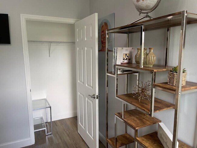 Building Photo - 690 Hadley Pl E