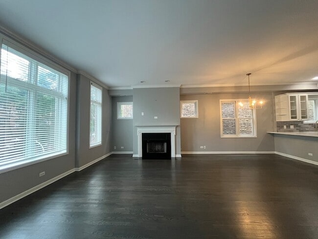 Building Photo - 540 W Oakdale Ave
