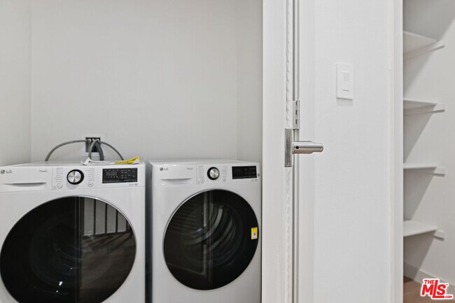 Building Photo - 2523 S Orange Dr