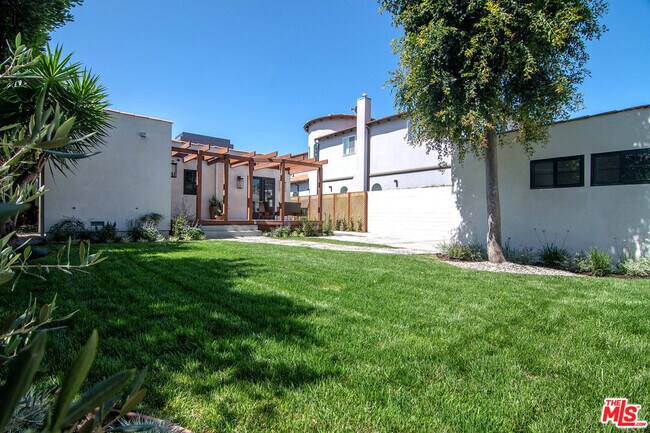 Building Photo - 6417 Lindenhurst Ave