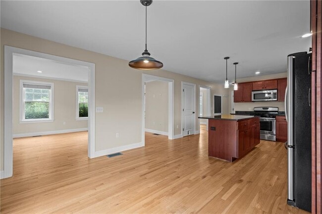 Building Photo - 20 Vanderbilt Ln