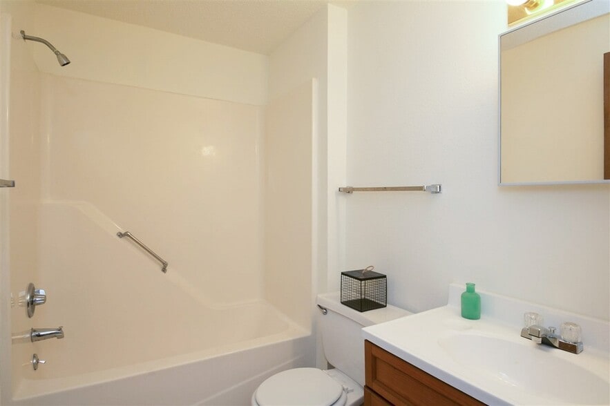 Building Photo - 812 Benton Dr