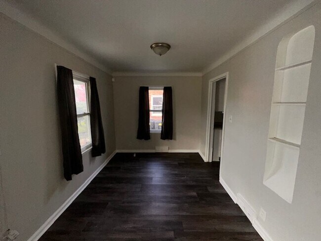 Building Photo - Stunning 3 Bedroom Brick Bungalow on Eastside of Detroit, Move in ready!