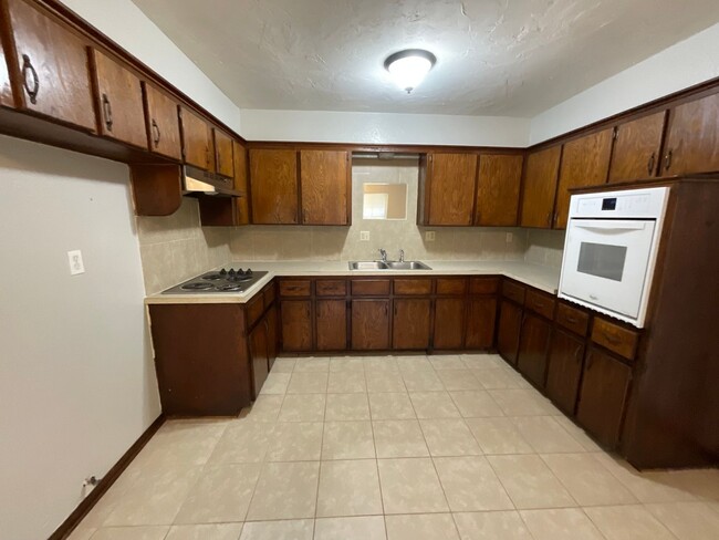 Building Photo - 3 Bed, 1 1/2 Bath, 1 Car Garage